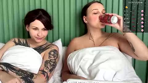 Snapshot of arya_stark7 chatting on September 24, 2025, 7:01 am Arya brunett and Cassie blond online show from September 24, 2025, 7:01 am