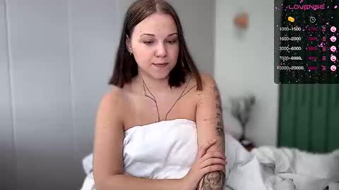 Snapshot of arya_stark7 chatting on October 17, 2025, 2:15 am Arya brunett and Cassie blond online show from October 17, 2025, 2:15 am