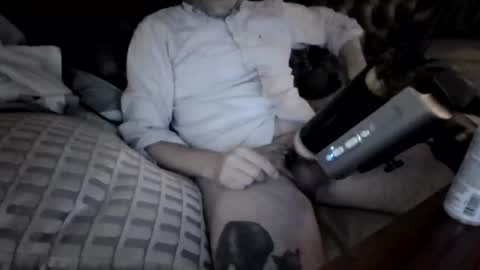 aschke online show from October 25, 2025, 7:19 pm