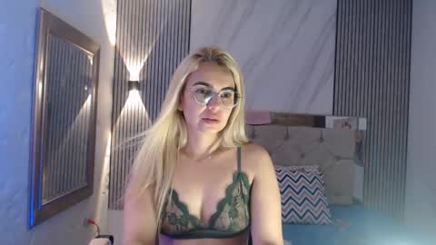 ashley__tylor online show from March 18, 2026, 2:15 am