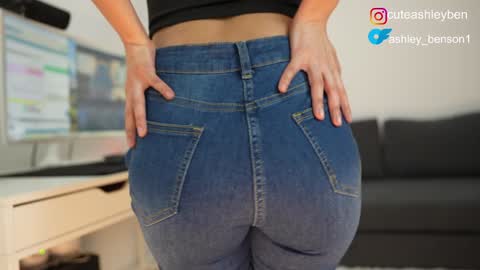 ashley  online show from December 20, 2025, 2:18 am