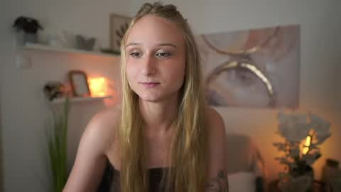 Snapshot of ashley_cox18 chatting on June 10, 2026, 9:19 am Ashley Cox18 online show from June 10, 2026, 9:19 am