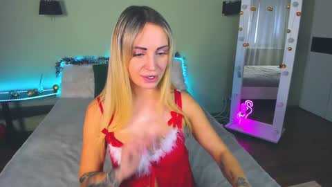 Snapshot of ashley_crashly chatting on December 25, 2024, 7:35 am Alina online show from December 25, 2024, 7:35 am