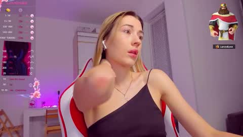 Snapshot of askcaroline chatting on September 26, 2025, 4:00 pm Caroline online show from September 26, 2025, 4:00 pm