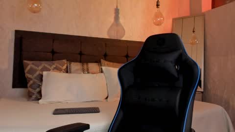 Snapshot of astonhills chatting on April 16, 2026, 2:23 am astonhills online show from April 16, 2026, 2:23 am