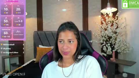 Snapshot of atiena_ chatting on April 18, 2026, 7:58 pm Atiena online show from April 18, 2026, 7:58 pm