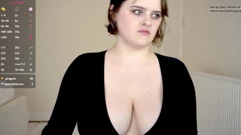 Audrey Jacq online show from September 19, 2025, 4:18 pm