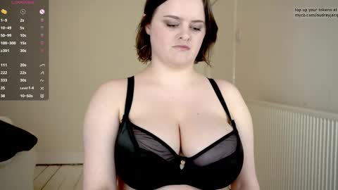 Audrey Jacq online show from March 16, 2026, 4:44 pm