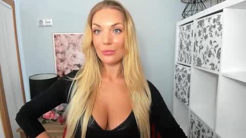 Snapshot of aullorasensual chatting on January 19, 2025, 9:11 am AulloraSensual online show from January 19, 2025, 9:11 am