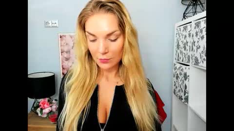 Snapshot of aullorasensual chatting on February 5, 2025, 6:24 am AulloraSensual online show from February 5, 2025, 6:24 am