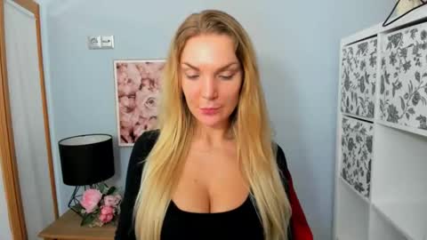 Snapshot of aullorasensual chatting on February 14, 2025, 3:47 pm AulloraSensual online show from February 14, 2025, 3:47 pm