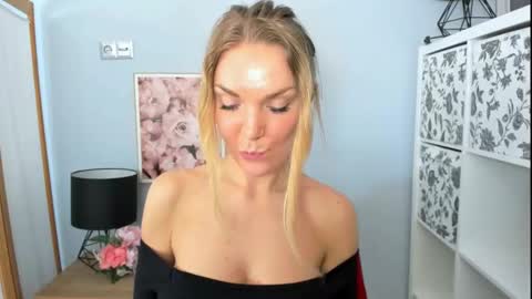 Snapshot of aullorasensual chatting on February 24, 2025, 5:31 pm AulloraSensual online show from February 24, 2025, 5:31 pm