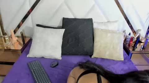 Monii Yi online show from September 21, 2025, 5:20 am