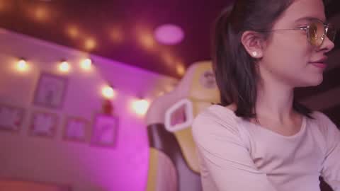 aura_rouss online show from December 17, 2025, 11:55 pm