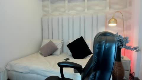 Snapshot of aurora_bellamont chatting on June 9, 2026, 1:23 pm Aurora online show from June 9, 2026, 1:23 pm