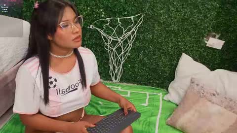 aurora_cruz online show from June 12, 2026, 8:19 pm