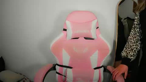 cute online show from September 26, 2025, 4:16 am