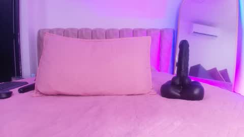 auroraa_miller online show from November 30, 2025, 12:09 pm