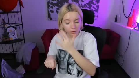 aurorawrenfield online show from November 25, 2025, 4:34 am