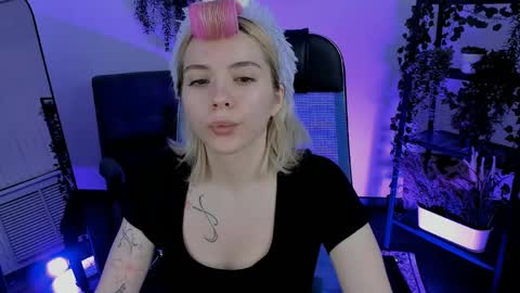 aurorawrenfield online show from April 7, 2026, 12:44 am