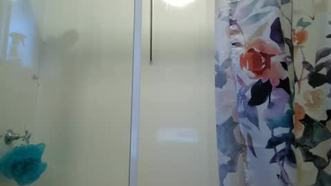 Snapshot of aussielovingxxx chatting on January 13, 2025, 8:15 am Milf4u online show from January 13, 2025, 8:15 am