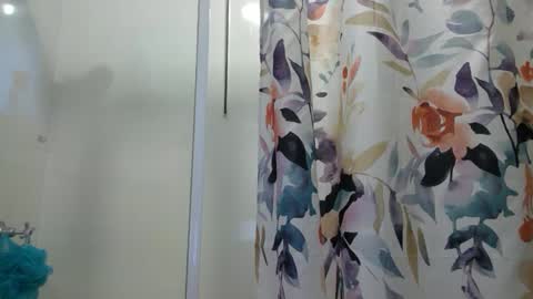 Snapshot of aussielovingxxx chatting on January 15, 2025, 8:41 am Milf4u online show from January 15, 2025, 8:41 am