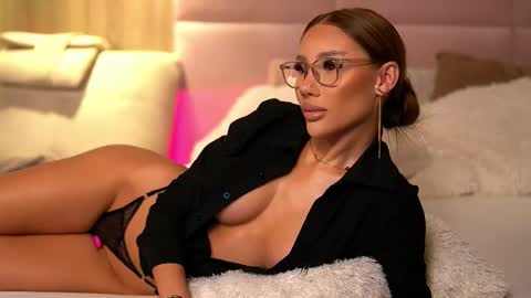 Ava online show from November 17, 2025, 10:37 pm