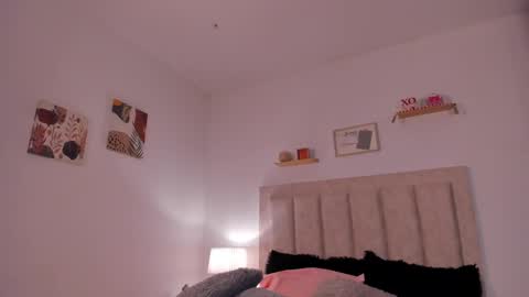 Snapshot of avaline_blanc chatting on February 19, 2025, 3:39 am Avaline Help me reach 100 likes TRANSMISSION EVERY DAY FROM 39 PM online show from February 19, 2025, 3:39 am