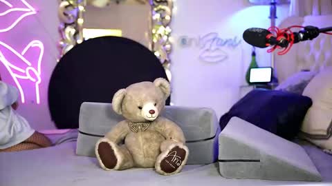 Snapshot of avalonnfoxx chatting on December 15, 2025, 7:23 am AvalonnFoxx online show from December 15, 2025, 7:23 am