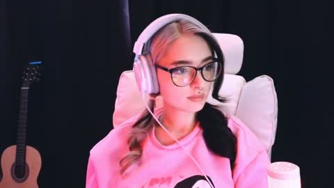 Avriel online show from February 4, 2025, 2:39 am