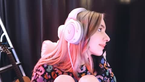 Avriel online show from February 6, 2025, 5:25 am