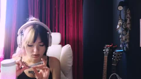 Avriel online show from June 4, 2026, 4:40 am