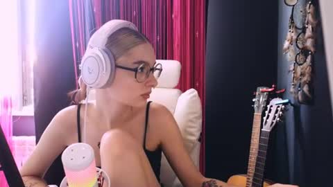 Avriel online show from June 11, 2026, 3:04 am