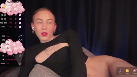 avril_pearly_ online show from February 4, 2025, 7:55 pm