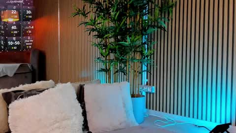 AVRILL CYRUX online show from January 29, 2025, 11:30 am