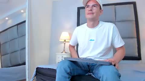 Snapshot of axel_wolfe chatting on July 20, 2026, 8:33 pm axel_wolfe online show from July 20, 2026, 8:33 pm