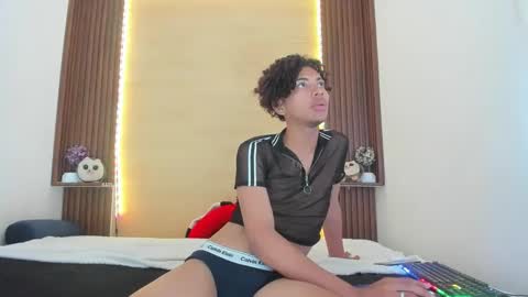 axelfox_ online show from February 19, 2025, 4:44 pm