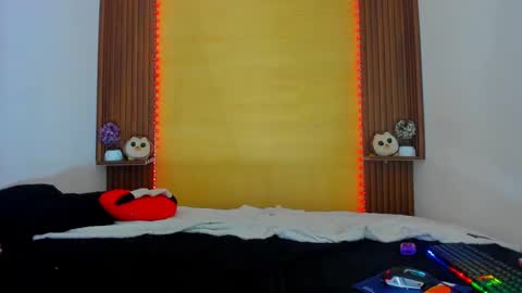 axelfox_ online show from March 11, 2025, 4:10 am