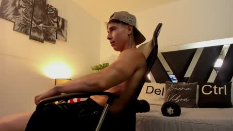 axelmartinezz online show from May 6, 2026, 11:54 pm