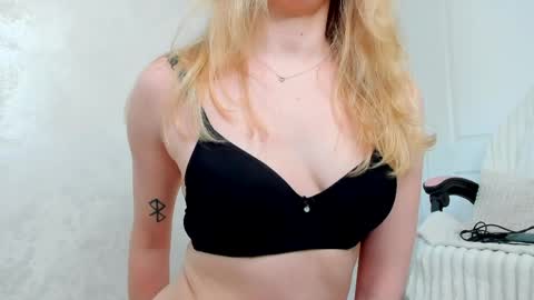 Snapshot of ayaye_ chatting on May 16, 2026, 9:06 am SundyRose online show from May 16, 2026, 9:06 am