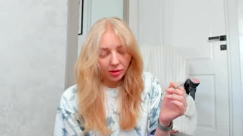 Snapshot of ayaye_ chatting on May 19, 2026, 8:20 am SundyRose online show from May 19, 2026, 8:20 am