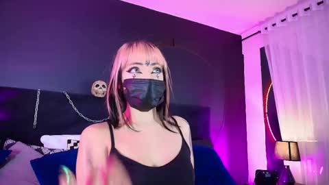 Snapshot of aylen_darkmoor chatting on May 20, 2026, 7:42 pm Aylen online show from May 20, 2026, 7:42 pm