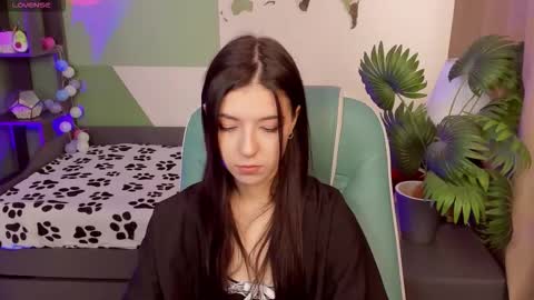 Snapshot of azaliya_haze chatting on October 11, 2025, 10:25 am Azaliya online show from October 11, 2025, 10:25 am