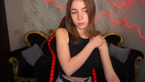 Snapshot of babe_dollie chatting on February 19, 2025, 7:06 am Babe online show from February 19, 2025, 7:06 am