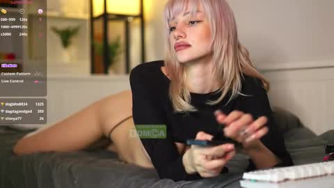 Snapshot of babeholly chatting on February 20, 2025, 11:21 pm Hey  Im your angel Holly online show from February 20, 2025, 11:21 pm