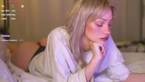 Snapshot of babeholly chatting on October 26, 2025, 9:53 pm Hey  Im your angel Holly online show from October 26, 2025, 9:53 pm