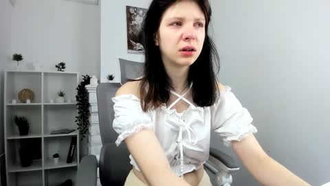 Evalena maybe just Eva online show from September 26, 2025, 5:11 am