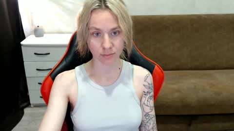 baby_kitte online show from November 3, 2025, 9:21 am