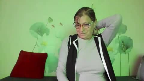 Snapshot of badgg chatting on October 4, 2025, 12:58 pm Gina online show from October 4, 2025, 12:58 pm