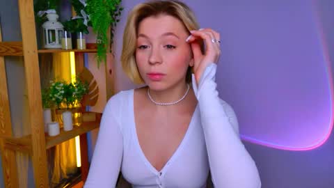 Elly online show from February 25, 2026, 3:38 am